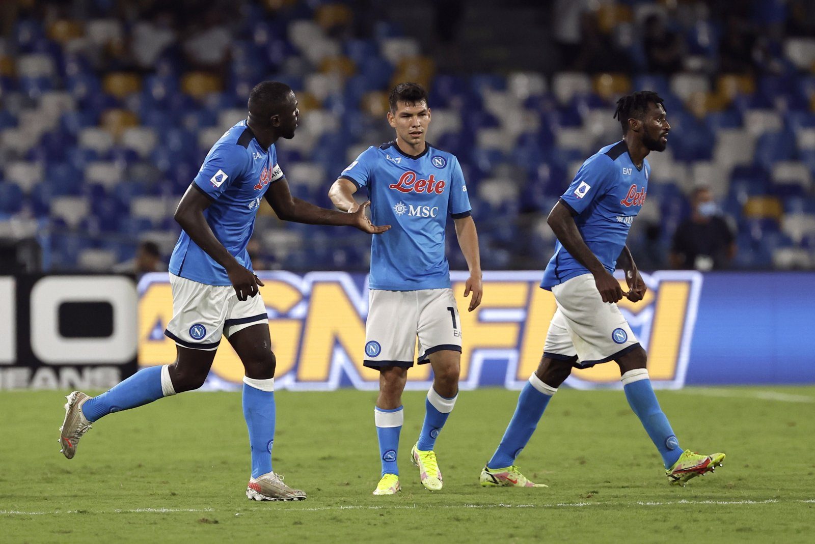Napoli chiếm ngôi đầu bảng sau chiến thắng với Udinese 4-0