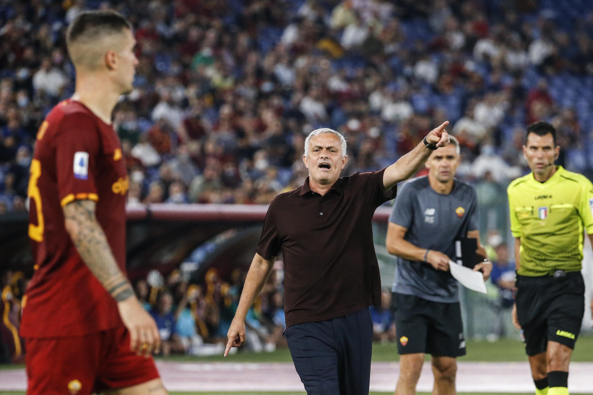 Mourinho chạy trên sân khi Roma giành chiến thắng trong hiệp phụ
