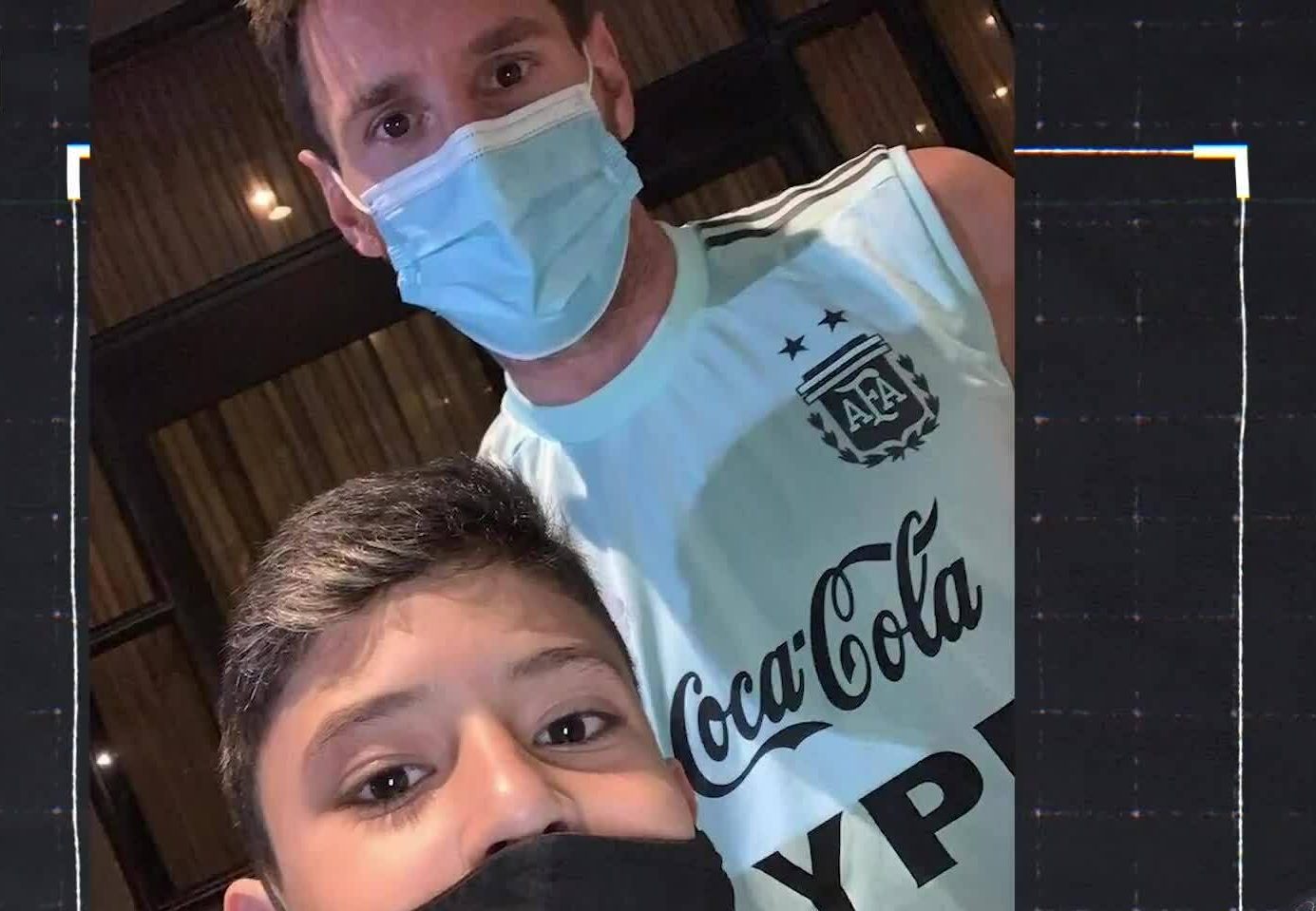 Cậu bé Rogerio vui vẻ khi được chụp hình cùng thần tượng Messi