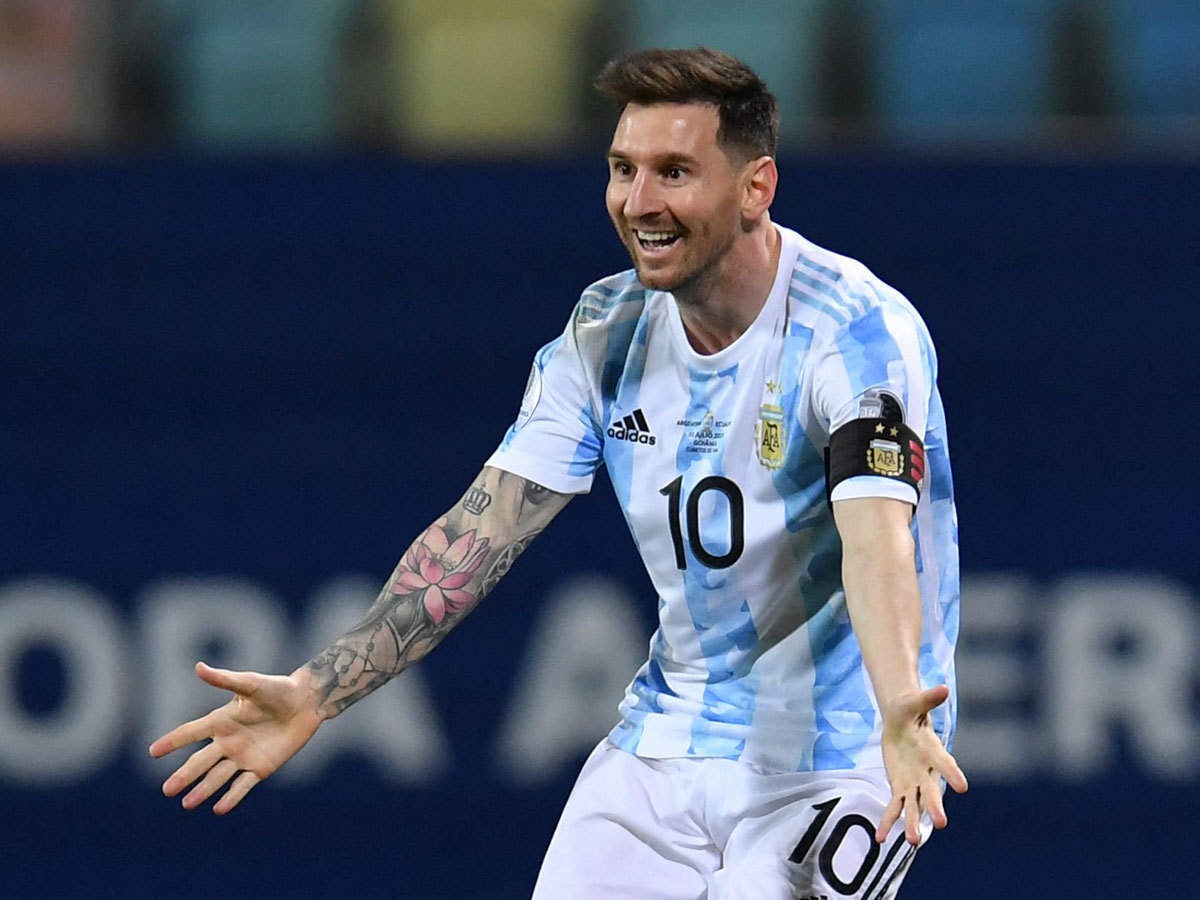 Messi cũng thi đấu xả thân vì đội tuyển khi liên tục lui về hỗ trợ phòng ngự