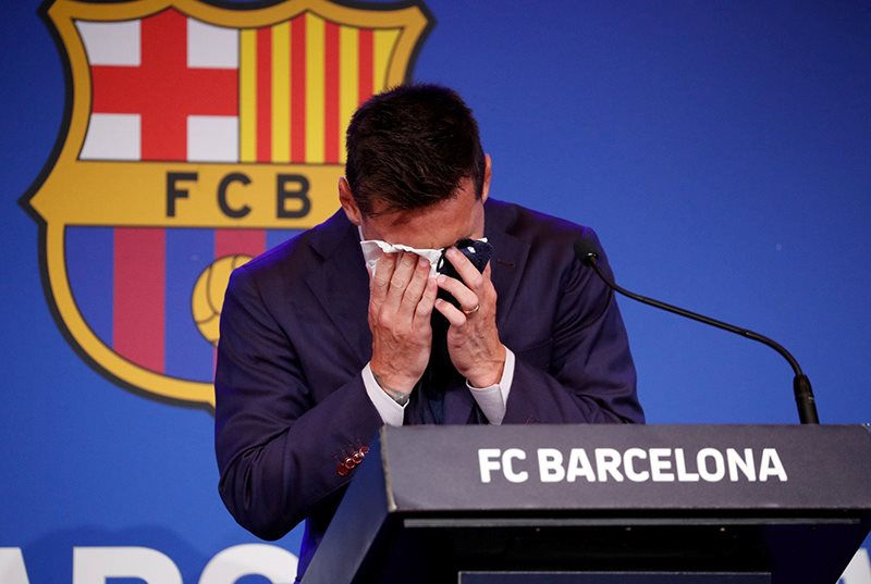 Messi khóc khi nói lời chia tay giới CĐV xứ Catalan
