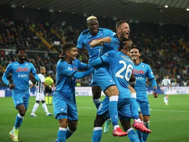 Udinese đã hoàn toàn buông xuôi, Napoli vẫn tiếp tục đẩy cao đội hình, lấn át đối phương