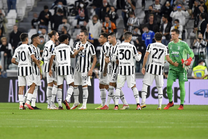 Juventus bị chế giễu khi rơi xuống nhóm 'cầm đèn đỏ' sau khi bán Ronaldo cho MU